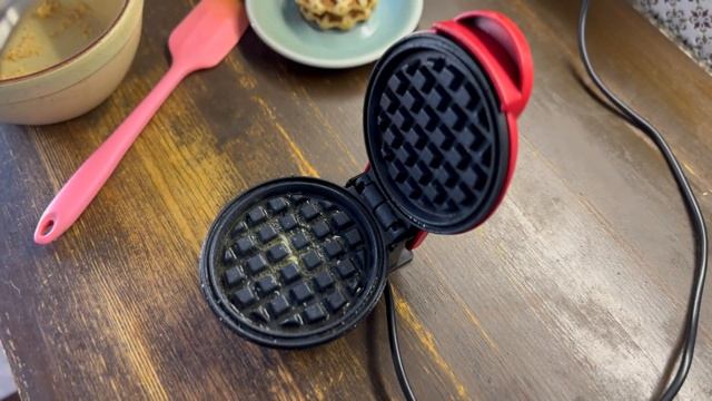 Вафли с котлетой на завтрак - про Пасху и куличи - котлеты с квашеной капустой на ужин - День 68 смотреть онлайн