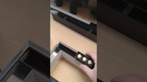 Скрытая трековая система освещения в натяжном потолке с возможностью перехода на стену.