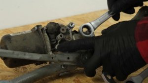 How to replace the windshield wiper motor Clio mk3 ?