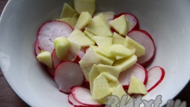 Салат с редиской, яблоком и сыром