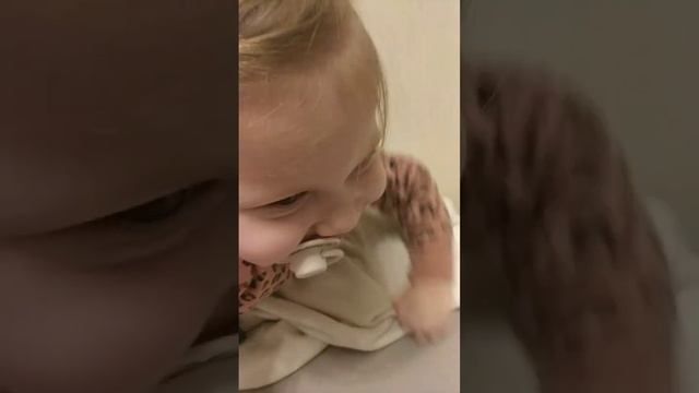 Отдай брату соску!Борьба  Думаю давать или не давать малышу соску!? мелания меланияивовик дети
