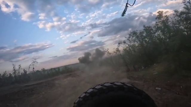 Промах оператора FPV дрона по Humvee ВСУ в движении