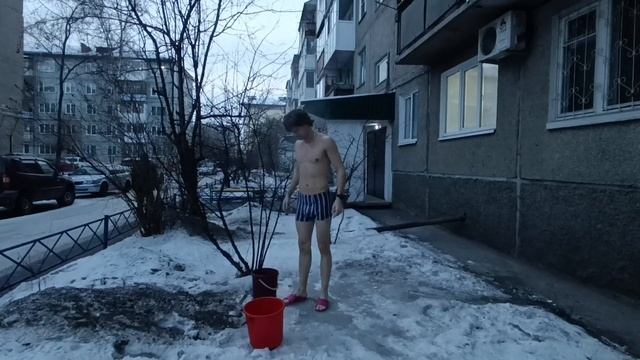Закаливание вечером. Обливание холодной водой.