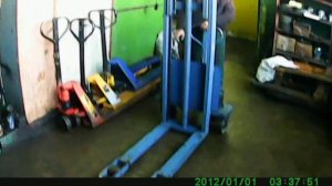 Штабелер с аккумуляторным подъемом