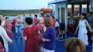 Танцующие туристы на палубе теплохода "Михаил Танич"