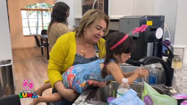 A Luna passou o aniversário com os pais e fez o próprio bolo! смотреть онлайн