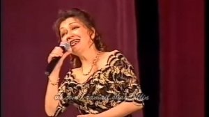 Венера Ганиева җырлый.