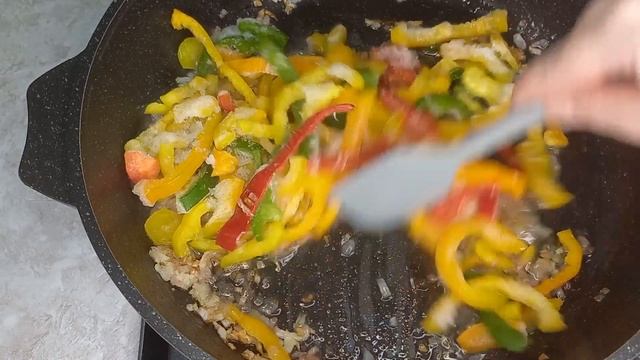 Шакшука, очень простое и эффектное блюдо из яиц на сковороде. Шикарный завтрак!