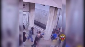 Полицейскими задержан мужчина, избивший в метро Москвы пассажира, который случайно задел его плечом