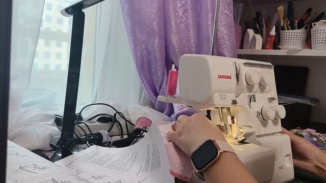 КУПИЛА ОВЕРЛОК Janome 210d НА ДЕНЬ РОЖДЕНИЯ ?? Распаковка и отзыв | Впервые шью блузу на оверлоке смотреть онлайн