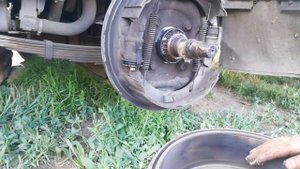 МАЗДА ТИТАН снимаем переднее колесо и барабан;  MAZDA TITANIUM remove the front wheel and drum;