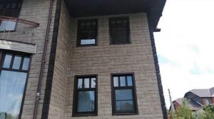 Обшили дом цокольным виниловым сайдингом.