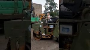 Каток Бомаг. Простой в управлении даже для ребёнка.