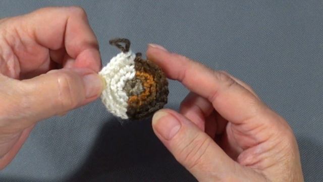 Как связать двухцветные, двусторонние ушки. МАСТЕР КЛАСС. смотреть онлайн