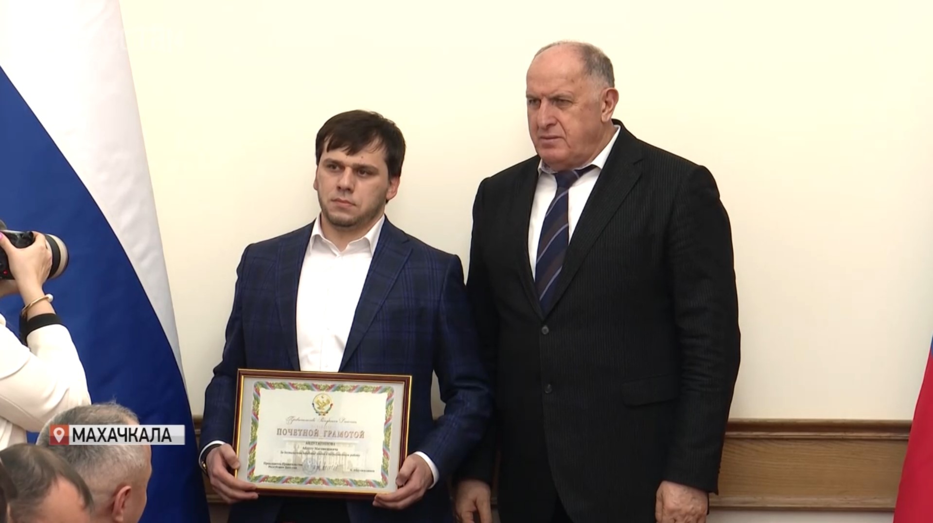 Абдулмуслим Абдулмуслимов вручил награды отличившимся сотрудникам ведомств