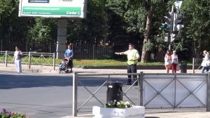 Свисток и полосатая палка инструмент регулировщика