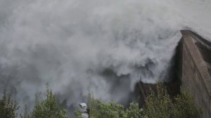 Сброс воды на  Красноярской ГЭС  июнь 2021
