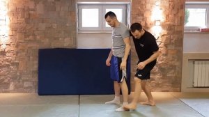 Как завалить человека. Повалить противника на землю. "Ножницы"
