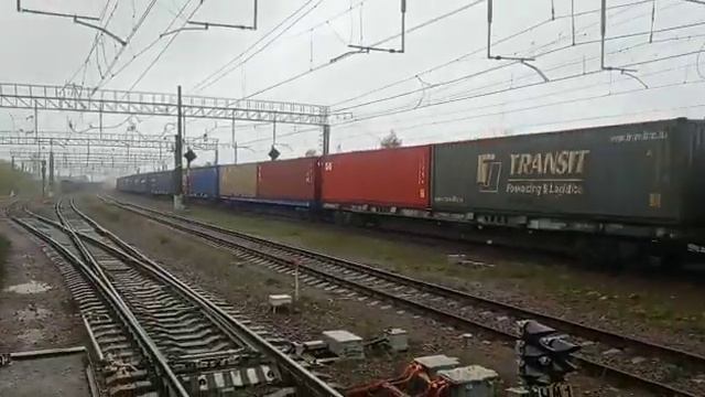 Электровоз ВЛ10 899 с грузовыми вагонами мимо станции Павловский Посад смотреть онлайн