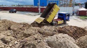 Строительство, даже самосвал становиться на дыбы от такой работы