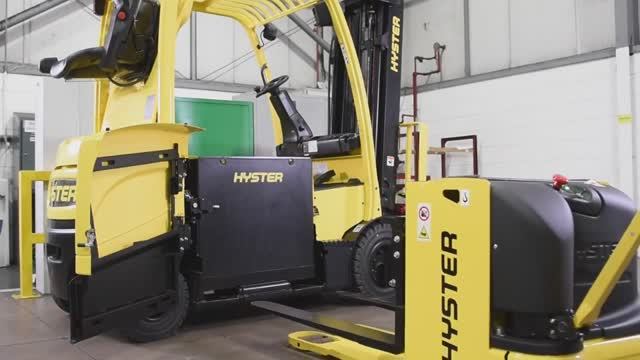 Боковое извлечение батареи из электропогрузчика Hyster