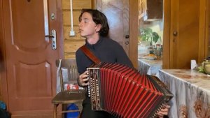 на закате ходит парень