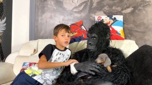Дети играют В больницу доктора. Вызвали доктора делать укол. Странный доктор влог семейный влог