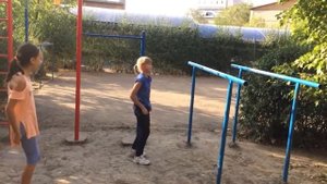 кувырки на турниках