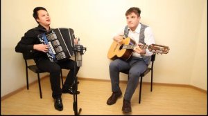 На баяне, на гитаре, двое сыграли "Под звездами балканскими"