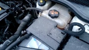 Что делает девушка под капотом своего автомобиля Опель Астра