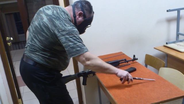 разборка-сборка АК одной рукой в противогазе смотреть онлайн