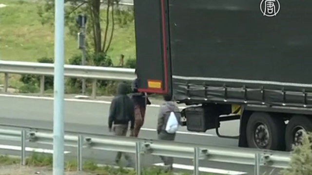 Франция и Великобритания договорились высылать мигрантов смотреть онлайн