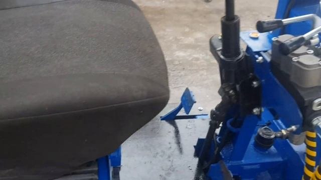 Минипогрузчик 4х4 18,5лс с задним быстросъмным поворотным отвалом