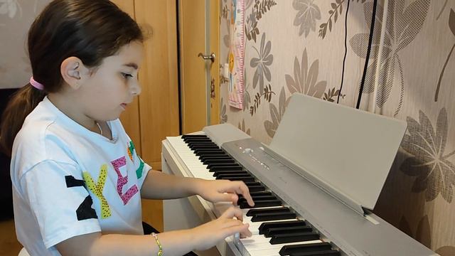Nikusha играет на пианино С. Майкапар "Мотылёк"