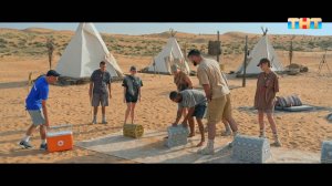 Участники считают фишки в песке с ядовитым пауком