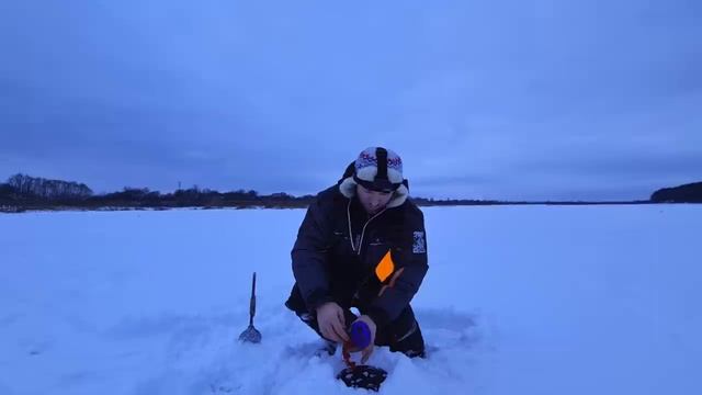 Щука дала жАру в непогоду на меляке! Собака сдохла... Но котлет поели! Ловля щуки на жерлицы смотреть онлайн