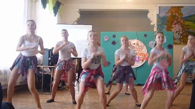 Танец на 8 Марта от 8-А и 8-Б (девочки) смотреть онлайн