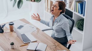 Юрист объяснил, что делать, если работодатель вызывает из отпуска