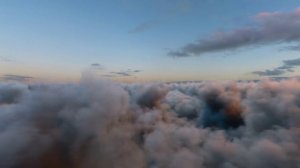 Полёт Над облаками На Закате. Бесплатный Видео Футаж. Бесконечный Бесшовный цикл Версия 04