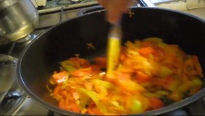 Фасоль тушеная с куриными желудками и овощами