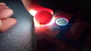 Шевеление птенца попугая неразлучника внутри яйца на 18 день развития / Птенец в яйце.