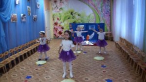 Танец " Губки бантиком" средняя группа
