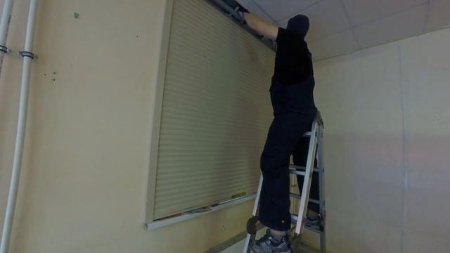 Монтаж роллеты на окно изнутри