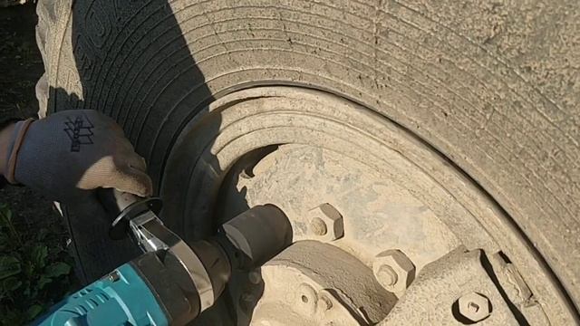 Заявлено 2000N.m Keuhz 3/ безщеточный ударный гайковерт. Достойный конкурент DEWALT DCF899P2 с смотреть онлайн