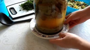 Самый простой мамин рецепт приготовления окрошки из самых простых и доступных ингредиентов.