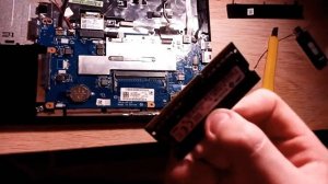Как вытащить и вставить оперативную память из ноутбука?