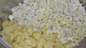 Салат Оливье с вареной колбасой и ветчиной