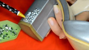 Обклеиваю туфли стразами