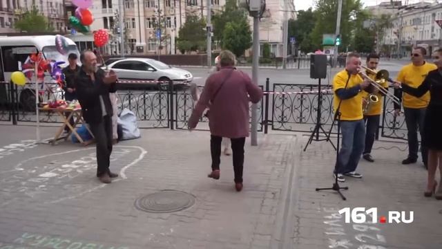 «Беспощадные» танцы у ЦУМа смотреть онлайн