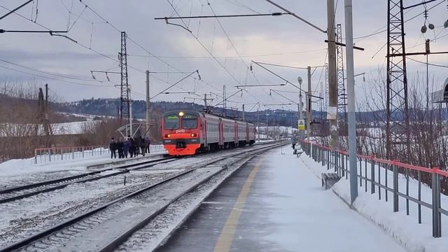 Электропоезд ЭД9М-0201 с сообщением Красноярск-Уяр с остановкой на платформе Маганская смотреть онлайн